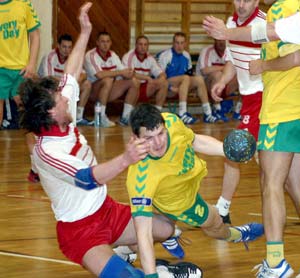 Csikós Lajos (kezében a labda) befordul az ózdi kapu felé, de keményen fogták a vendégek, ezért nem talált be a kapuba