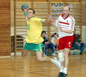 Bajusz Attila (kezben a labda) lett az oroshzi csapat hzi glkirlya