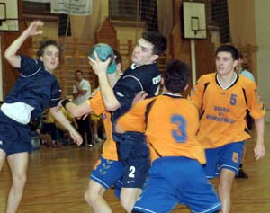 Az oroshzi Csiks Lajos (2) hrom gllal jrult hozz a hazaiak gyzelmhez a frfi kzilabda NB I B-ben