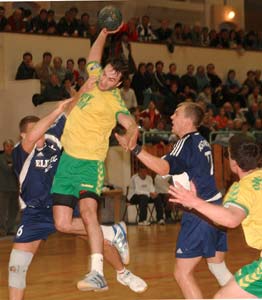 Juhsz Viktor (kezben a labda) kilenc glt szerzett a Kiskrs ellen, s ez is sokat nyomott a latba ahhoz, hogy egy gl klnbsggel, de nyert az oroshzi grda a kzilabda NB I B ht vgi forduljban