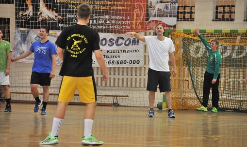 A még aktív játékos, Buday Dániel az ifjúságiakkal foglalkozik (Fotó: ofkse.hu)