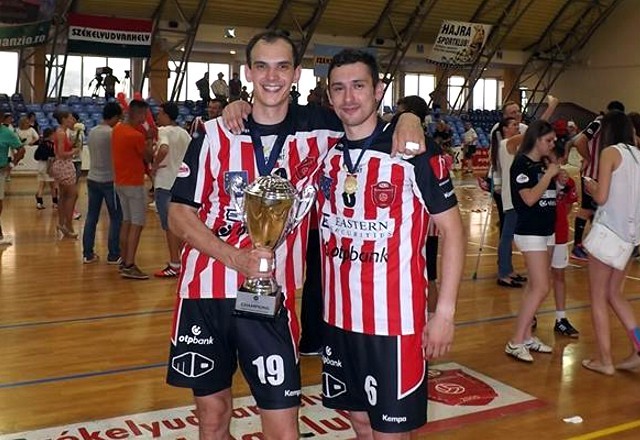 Ferenczi (19) és Komporály (6) a Challenge-trófeával. Most ismét egy csapatban.
