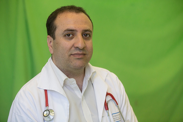 Dr. Alzubi Ali elhivatottan gyógyítja a betegeket (Fotó: Rosta Tibor)