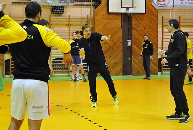 Buday Dániel edző instrukciókat ad a játékosoknak (Fotó: Rajki Judit)