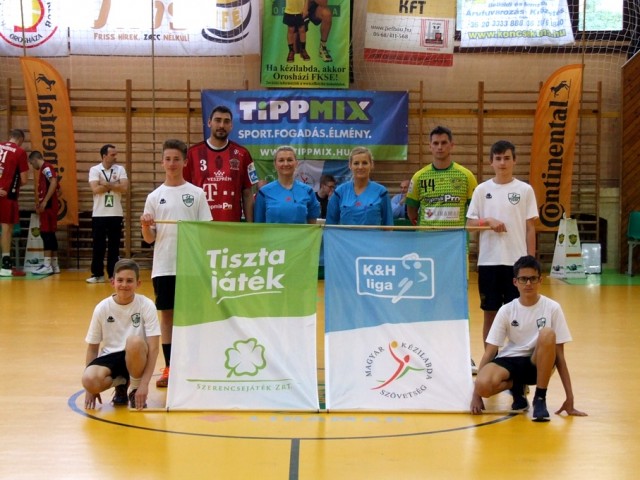 Mérkőzés előtt a csapatkapitányok és a játékvezetők (Fotó: Zsedényi Péter - OFKSE.hu)